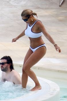 Красавица Рита Ора в сексуальном бикини во Франции фото #11