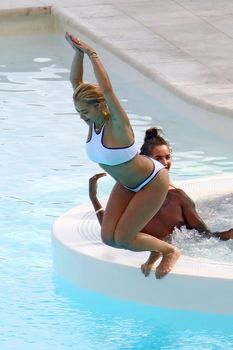 Красавица Рита Ора в сексуальном бикини во Франции фото #13