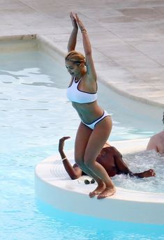 Красавица Рита Ора в сексуальном бикини во Франции фото #14