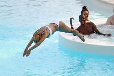 Красавица Рита Ора в сексуальном бикини во Франции фото #15