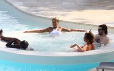 Красавица Рита Ора в сексуальном бикини во Франции фото #16