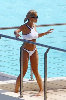 Красавица Рита Ора в сексуальном бикини во Франции фото #17