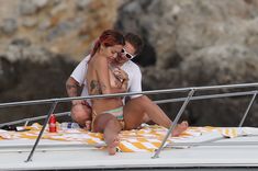 Голые сиськи Риты Ора на лодке в Тоскане фото #4