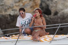 Голые сиськи Риты Ора на лодке в Тоскане фото #6