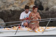 Голые сиськи Риты Ора на лодке в Тоскане фото #7