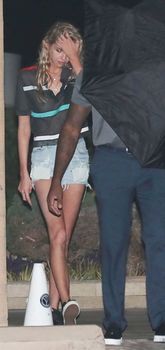 Голая грудь Стеллы Максвелл под прозрачным нарядом на прогулке фото #2