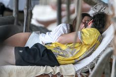 Красотка Элизабет Олсен в сексуальном купальнике на пляже фото #6