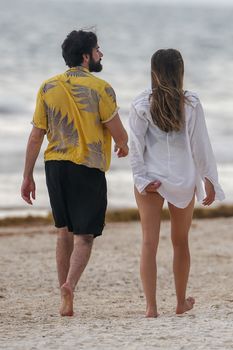 Красотка Элизабет Олсен в сексуальном купальнике на пляже фото #8