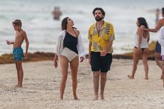 Красотка Элизабет Олсен в сексуальном купальнике на пляже фото #11