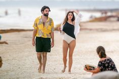 Красотка Элизабет Олсен в сексуальном купальнике на пляже фото #12