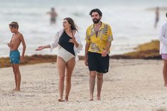 Красотка Элизабет Олсен в сексуальном купальнике на пляже фото #13