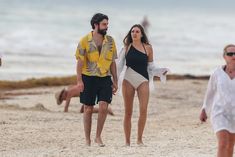 Красотка Элизабет Олсен в сексуальном купальнике на пляже фото #14