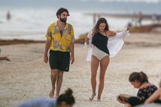 Красотка Элизабет Олсен в сексуальном купальнике на пляже фото #15