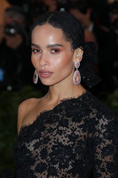 Красавица Зои Кравиц засветила грудь в сексуальном прозрачном платье на MET Gala фото #1