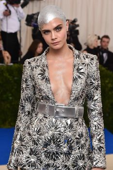 Глубокое декольте Кары Делевинь в красивом наряде на MET Gala фото #2