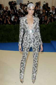 Глубокое декольте Кары Делевинь в красивом наряде на MET Gala фото #5