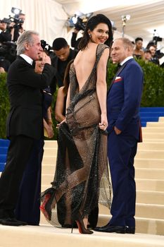 Сексуальная голая попка  Кендалл Дженнер в абсолютно прозрачном наряде на MET Gala фото #10