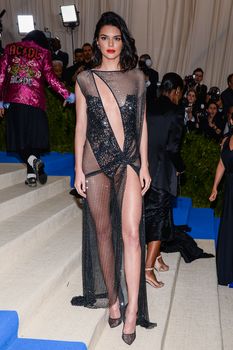 Сексуальная голая попка  Кендалл Дженнер в абсолютно прозрачном наряде на MET Gala фото #14