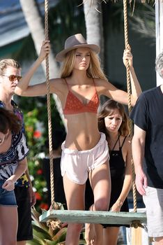 Страстная Роми Стрейд засветила писю в сексуальном белье на улице фото #10