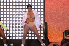 Красотка Anitta засветила грудь на концерте фото #3