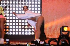 Красотка Anitta засветила грудь на концерте фото #5