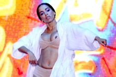 Красотка Anitta засветила грудь на концерте фото #7