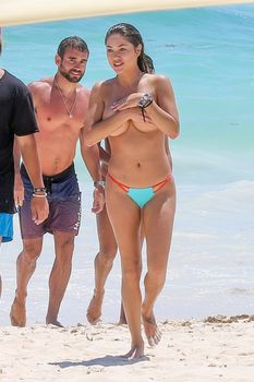 Голая грудь Арианни Селесте на пляже в Мексике фото #7