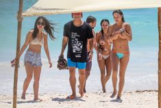 Голая грудь Арианни Селесте на пляже в Мексике фото #14