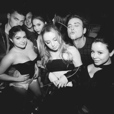 Ариэль Уинтер засветила сосок на вечеринке фото #2