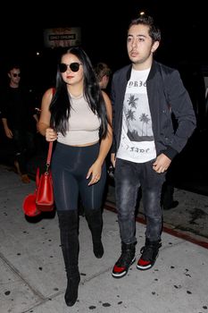 Сочная попа Ариэль Уинтер  в сексуальных лосинах в Голливуде фото #2