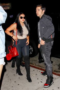 Сочная попа Ариэль Уинтер  в сексуальных лосинах в Голливуде фото #3