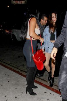 Сочная попа Ариэль Уинтер  в сексуальных лосинах в Голливуде фото #7