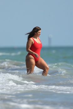 Шикарная попа Эшли Грэхэм в красном бикини для Baywatch Babe! фото #2