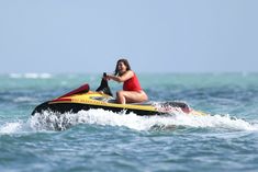 Шикарная попа Эшли Грэхэм в красном бикини для Baywatch Babe! фото #4