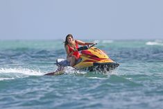 Шикарная попа Эшли Грэхэм в красном бикини для Baywatch Babe! фото #6