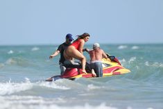 Шикарная попа Эшли Грэхэм в красном бикини для Baywatch Babe! фото #7