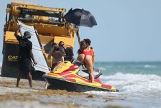 Шикарная попа Эшли Грэхэм в красном бикини для Baywatch Babe! фото #8