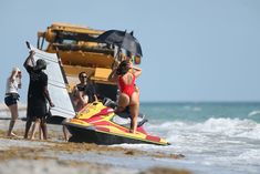 Шикарная попа Эшли Грэхэм в красном бикини для Baywatch Babe! фото #9