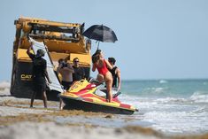 Шикарная попа Эшли Грэхэм в красном бикини для Baywatch Babe! фото #10