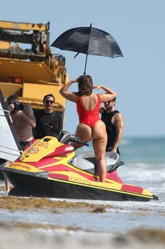 Шикарная попа Эшли Грэхэм в красном бикини для Baywatch Babe! фото #11