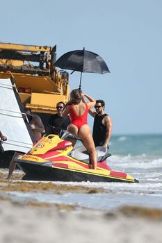 Шикарная попа Эшли Грэхэм в красном бикини для Baywatch Babe! фото #12