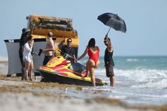 Шикарная попа Эшли Грэхэм в красном бикини для Baywatch Babe! фото #13