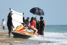 Шикарная попа Эшли Грэхэм в красном бикини для Baywatch Babe! фото #14