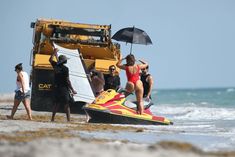 Шикарная попа Эшли Грэхэм в красном бикини для Baywatch Babe! фото #15