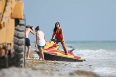 Шикарная попа Эшли Грэхэм в красном бикини для Baywatch Babe! фото #16