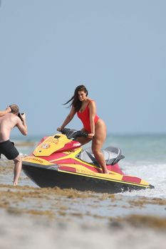 Шикарная попа Эшли Грэхэм в красном бикини для Baywatch Babe! фото #17