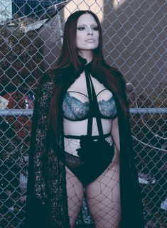 Красотка Эшли Грэм оголила попу в журнале V фото #1