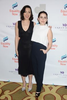 Глубокое декольте Обри Плаза в сексуальном платье на Make Equality Reality Gala фото #2