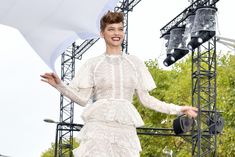 Голая грудь Барбары Палвин сквозь прозрачное платье на Runway Show в Париже фото #11