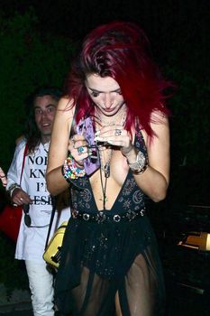 Горячая Белла Торн засветила сиськи на вечеринке